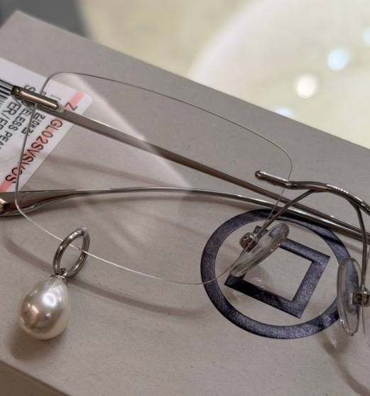 김해김 Frameless Pearl Tear Square Glasses Silver 무테안경 실버 디테일